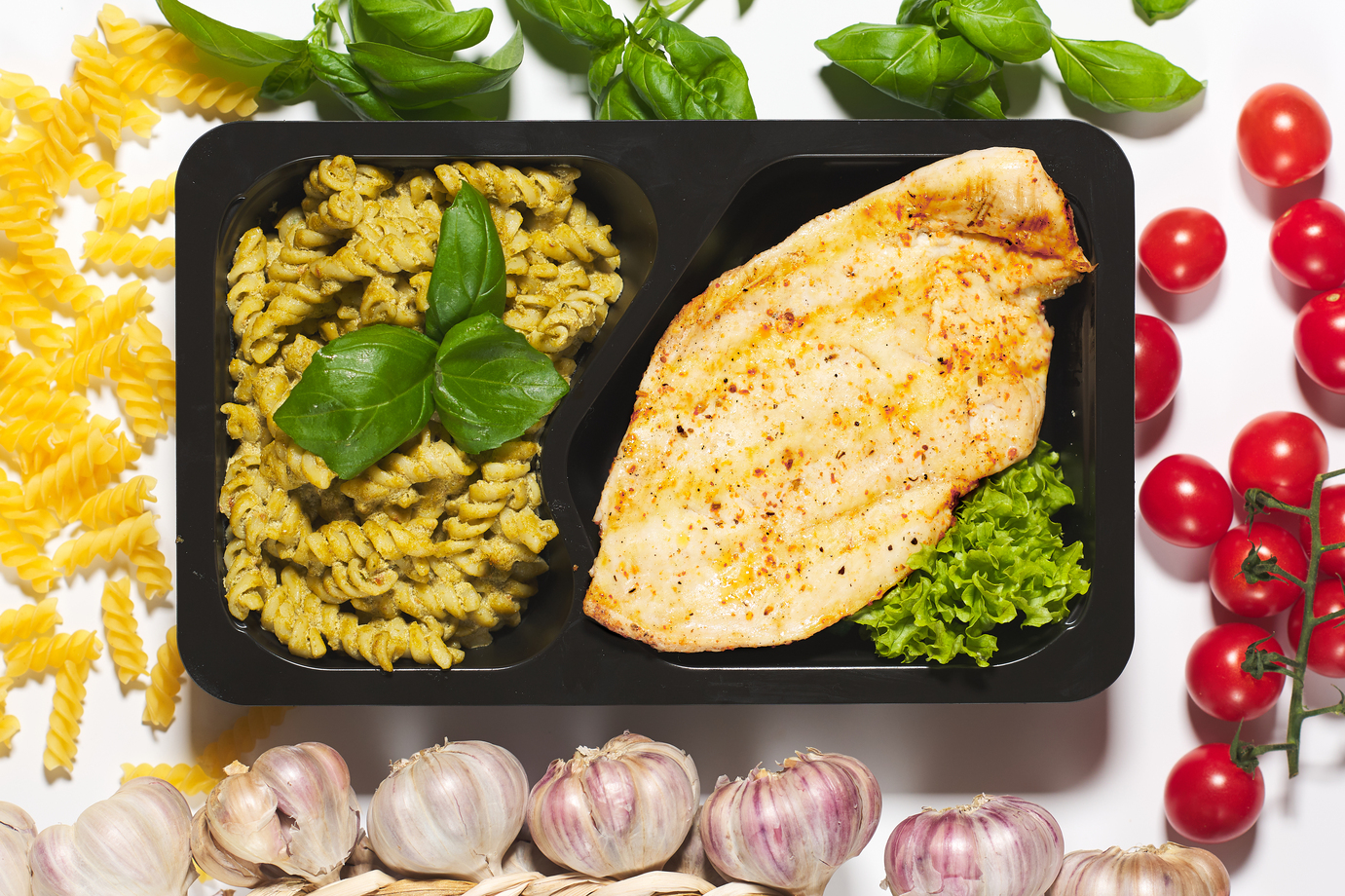 Grillowany kurczak, makaron z sosem pesto