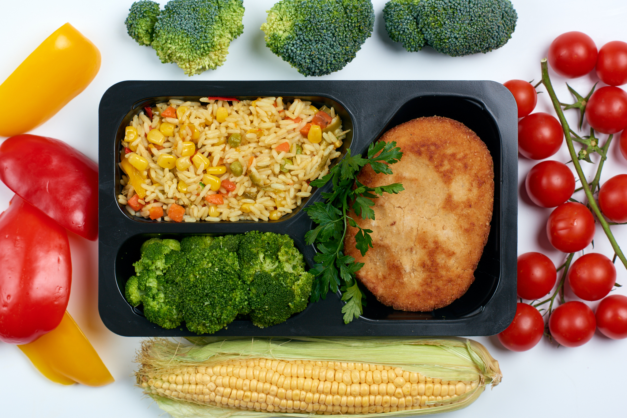 Kotlet sojowy, ryż z warzywami, brokuły na parze