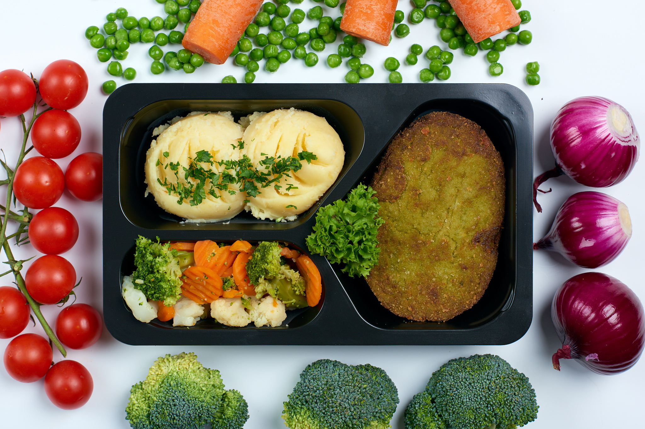 Kotlet z zielonego groszku, ziemniaki pure, warzywa na parze