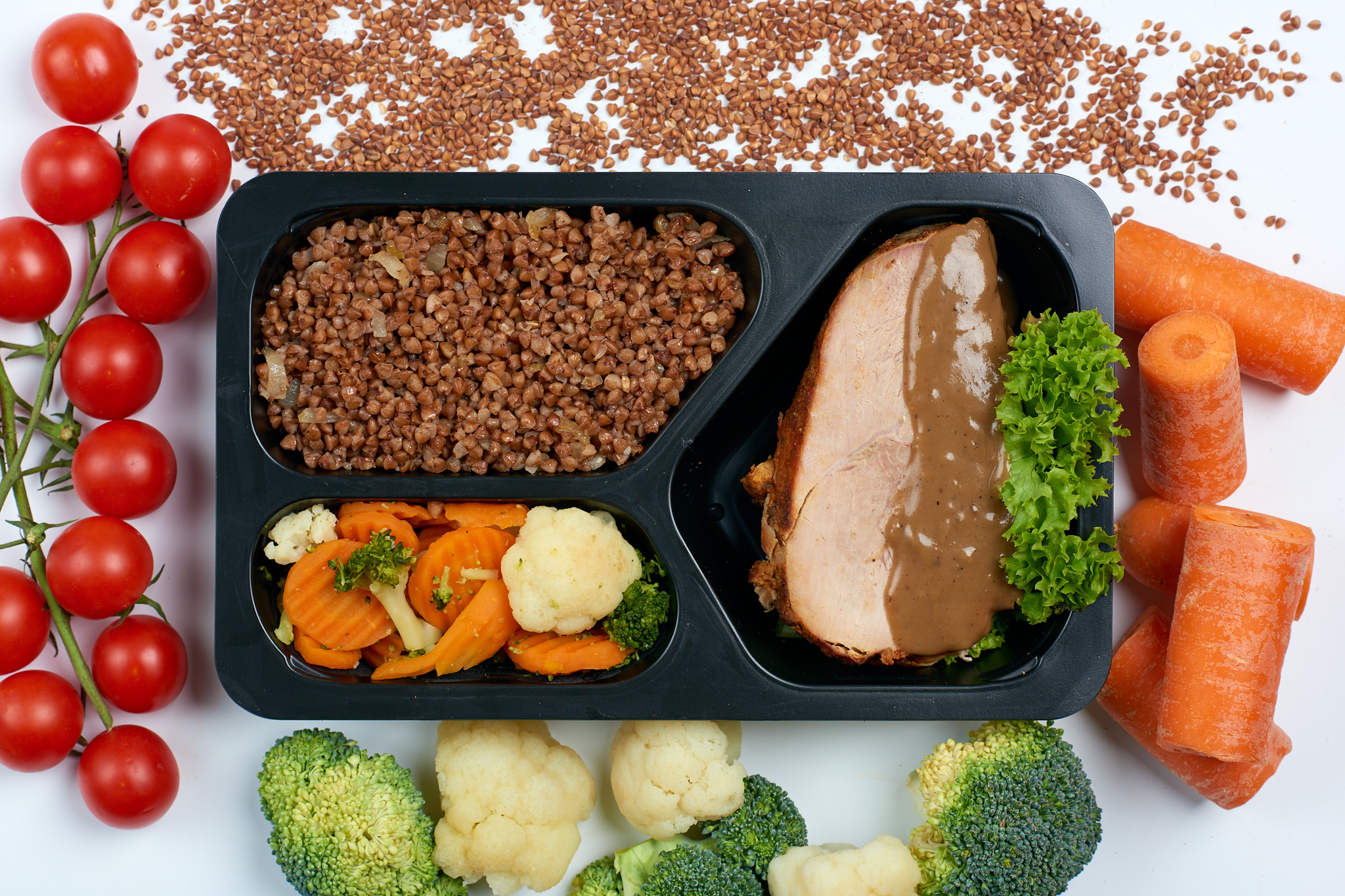 Pieczeń wieprzowa w sosie własnym, kasza gryczana, warzywa na parze