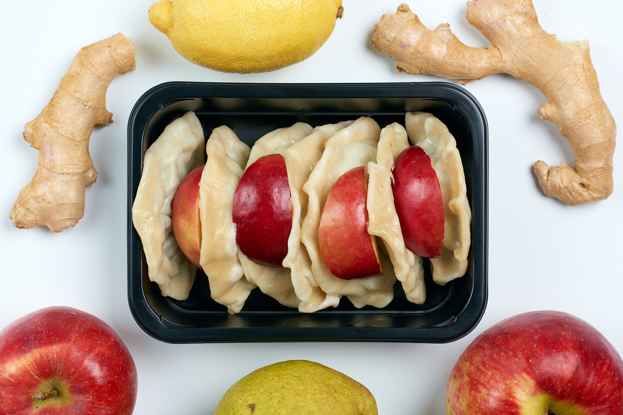 Pierogi z jabłkiem, cukier z cynamonem