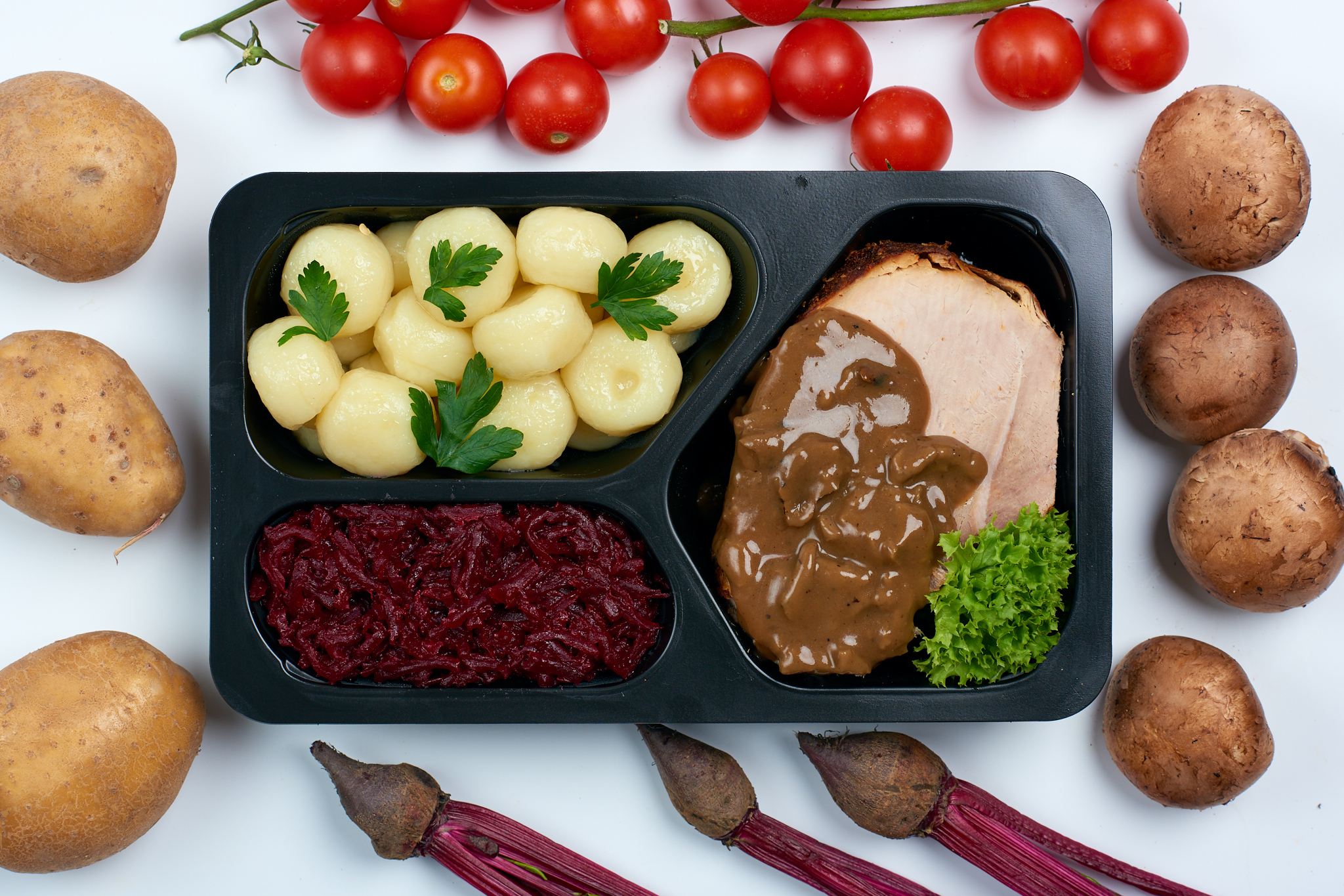 Szynka w sosie grzybowym, kluski śląskie, buraczki zasmażane